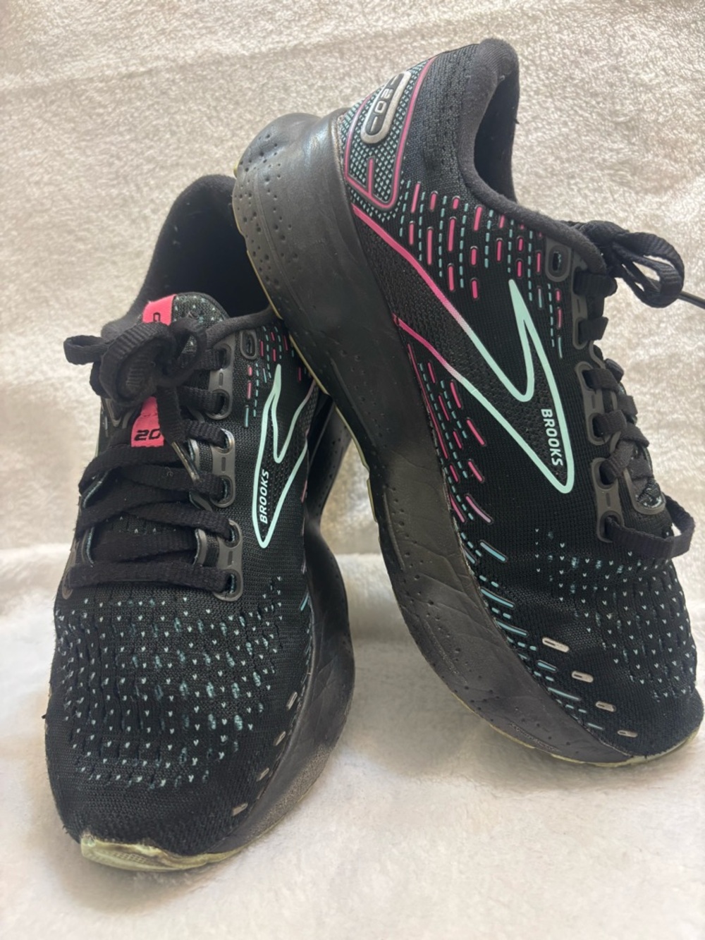 Brooks Women’s Black Running Shoes with Mint and Pink Details Size 6